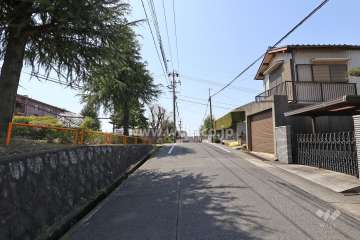 敷地の北側前面道路（東側から）