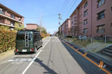 敷地北側の前面道路（西側から）