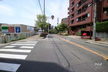 敷地南側の前面道路(東側から)