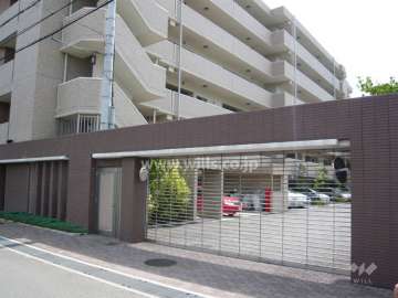 リングシャッター付きの駐車場入り口