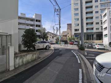 敷地西側の前面道路