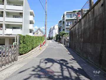 敷地の東側前面道路（南側から）