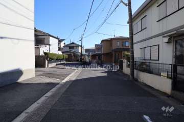 敷地西側の前面道路（北側から）