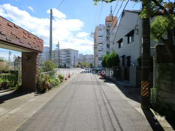 敷地東側の前面道路（北西側から）