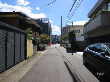 敷地南側の前面道路（北西側から）