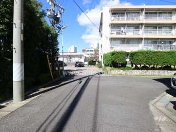 敷地南側の前面道路（南東側から）