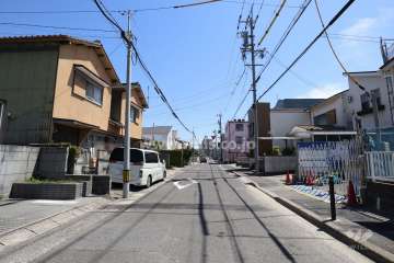 敷地の北側前面道路（西側から）