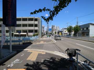 敷地の東側前面道路（南側から）
