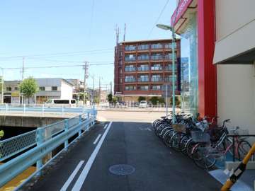 敷地の北側前面道路（西側から）