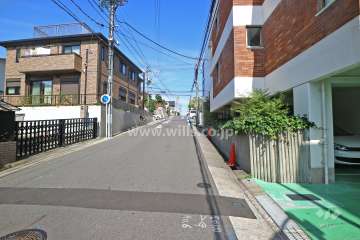 敷地西側の前面道路