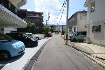 敷地の西側前面道路（北側から）