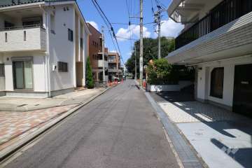 敷地の西側前面道路（南側から）
