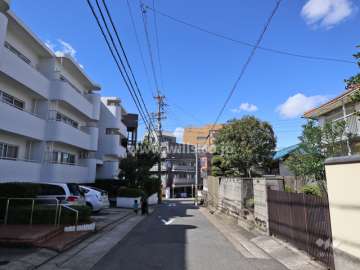 敷地の北側前面道路（東側から）