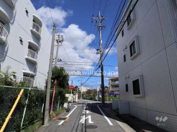 敷地の東側前面道路（南側から）