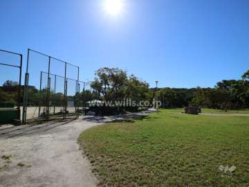 敷地に隣接する茶屋ヶ坂公園野球場