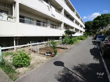 揚羽住宅A棟南側にある庭スペース