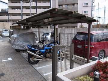 バイク置き場と敷地内駐車場
