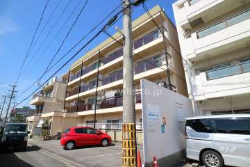 春岡マンションの外観（南東側から）
