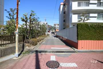 敷地西側の前面道路