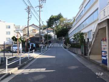 敷地南西側の前面道路（北西側から）