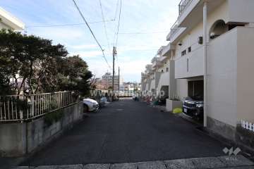 敷地北東側の前面道路（北西側から）