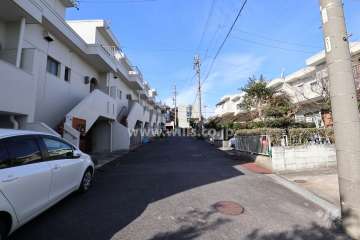 敷地南西側の前面道路（南東側から）