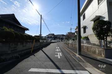 敷地南東側の前面道路（北東側から）