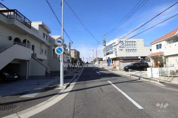 敷地北東側の前面道路（南東側から）