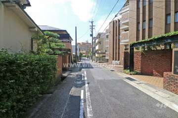 敷地東側の前面道路