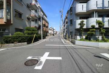 敷地西側の前面道路