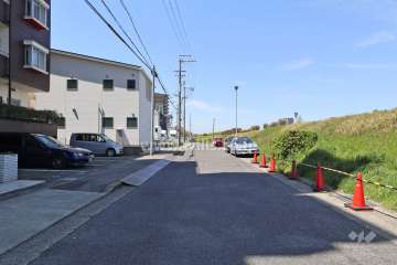 敷地の北側前面道路（東側から）　道を挟んで矢田川が流れています。