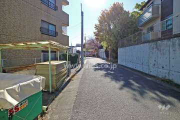 敷地西側の前面道路