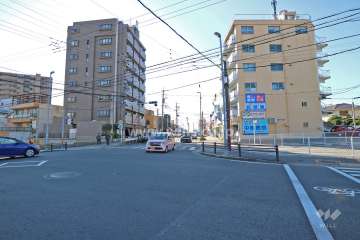 敷地北東側の交差点（交通量が多い）