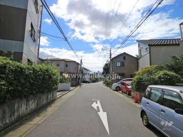 敷地西側の前面道路（北側から）