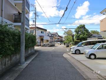 敷地北側の前面道路（東側から）