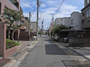 敷地南側の前面道路