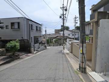 敷地南側の前面道路（東側から）