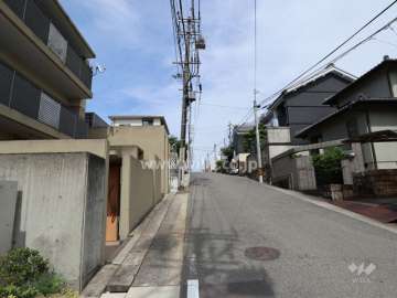 敷地南側の前面道路（西側から）