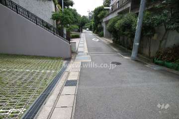 敷地の南側前面道路（西側から）