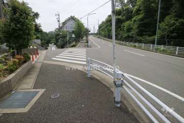 敷地の南西側前面道路（西側から）