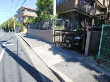 敷地内西側の駐車場（屋外平面式）の出入り口