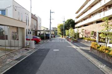 敷地南側の前面道路（東側から）