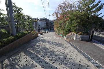 敷地北側の前面道路（東側から）