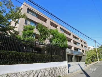 ファミールコート東山の外観（南西側から）