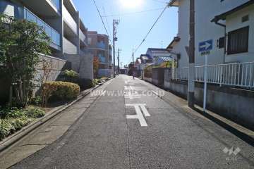 敷地西側の前面道路