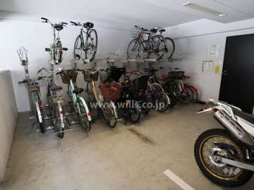屋内に設けられた駐輪場