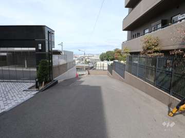 敷地東側の前面道路(南側から)