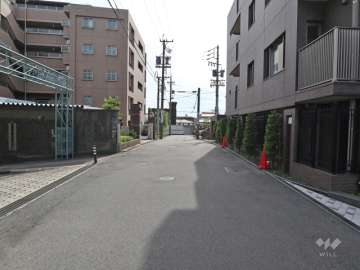 敷地東側の前面道路(北側から)