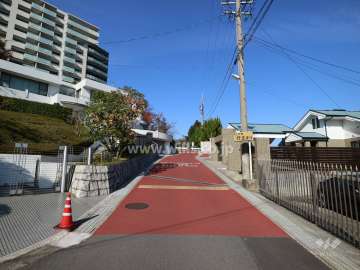 敷地東側の前面道路（南側から）