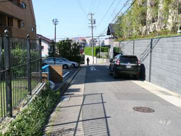 敷地南側の前面道路